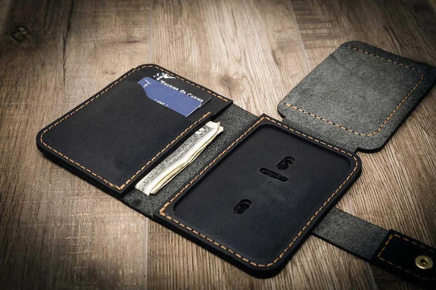 Badge Vertical Wallet Bull Sheath Leather